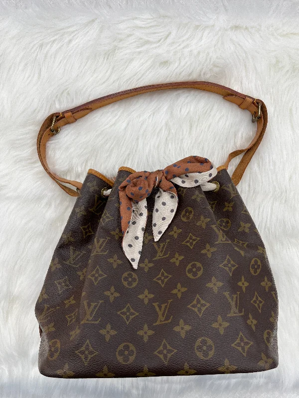 Ladies Louis Vuitton Capucines bags with gold - toned hardwareHandbag Luxury Designer By Louis Vuitton  Size: Medium