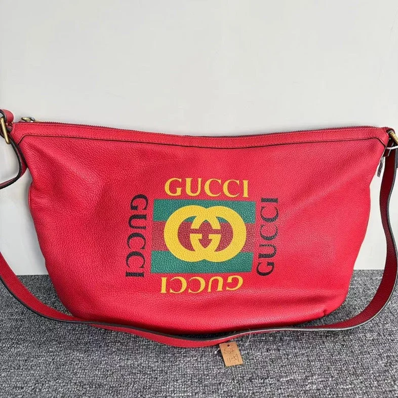 Ladies Gucci handbags with a detachable coin purse insideGucci Red Crossbody Bag Medium