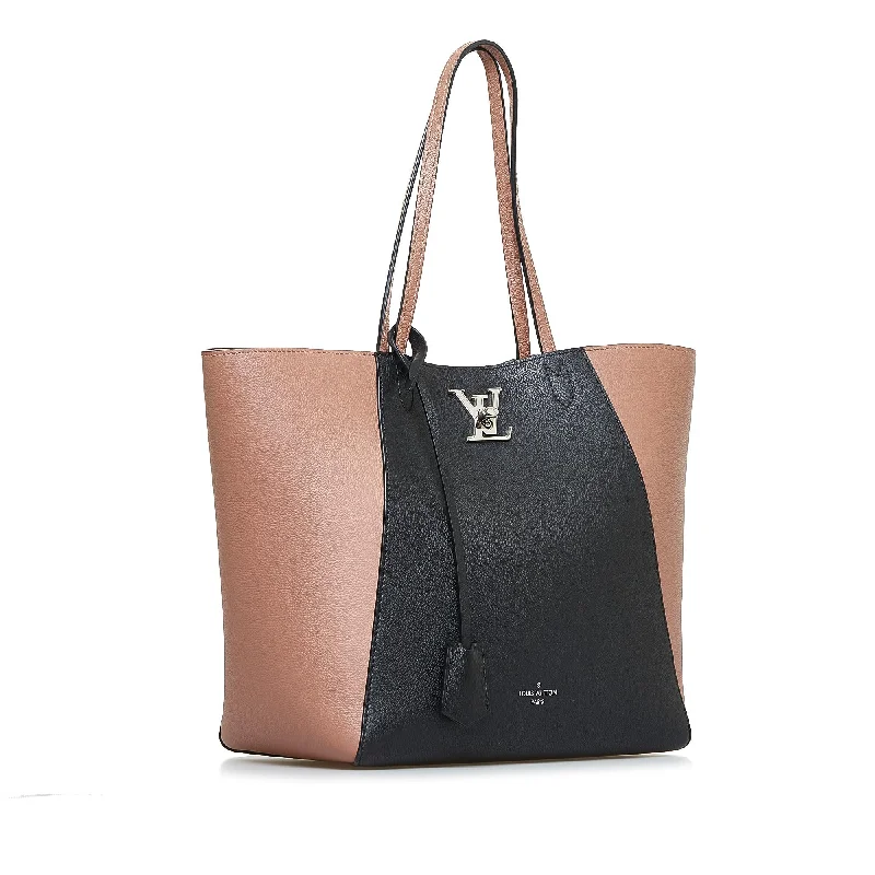 Ladies Louis Vuitton shoulder bags with a tassel decoration for charmLouis Vuitton Lockme Cabas (6A7SiQ)