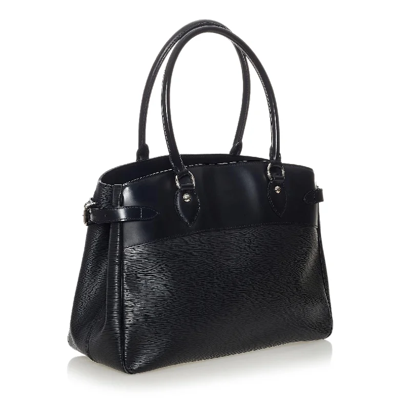 Louis Vuitton tote bags with a spacious interior and multiple pocketsLouis Vuitton Epi Passy PM (SHG-28206)