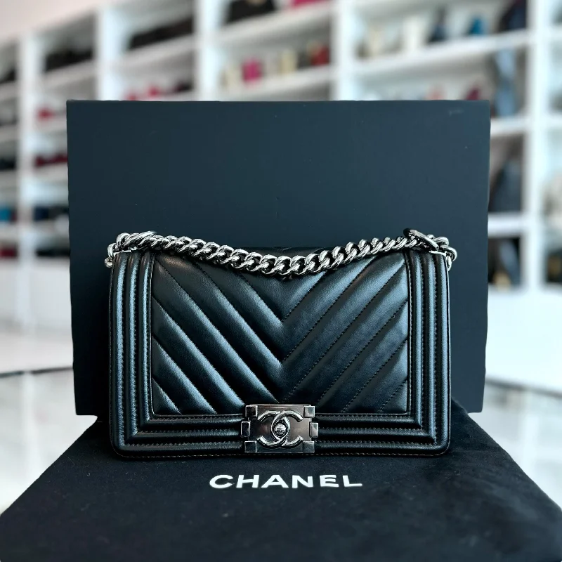 Chanel Chain Strap Handbag for Everyday UseBoy Chevron Old Medium 25CM Lambskin Leboy Black SHW No 26