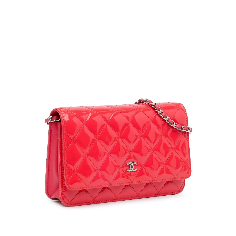 Chanel bags with modern touchesChanel CC Quilted Patent Wallet on Chain (JFP2pp)