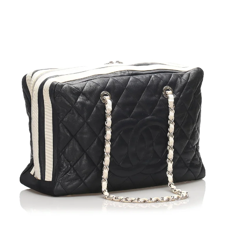 Chanel bags with iconic stitching detailsChanel CC Timeless Shoulder Bag (25168)