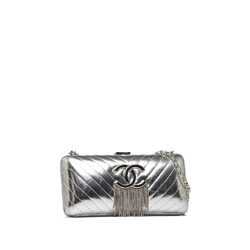 Chanel bags for the minimalist fashionChanel Chain Fringe Leather Clutch Bag (groSid)