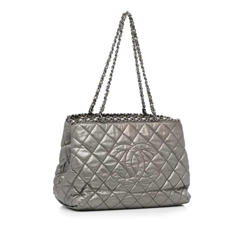 Chanel bags with modern touchesChanel Chain Me Tote (XP5TtV)