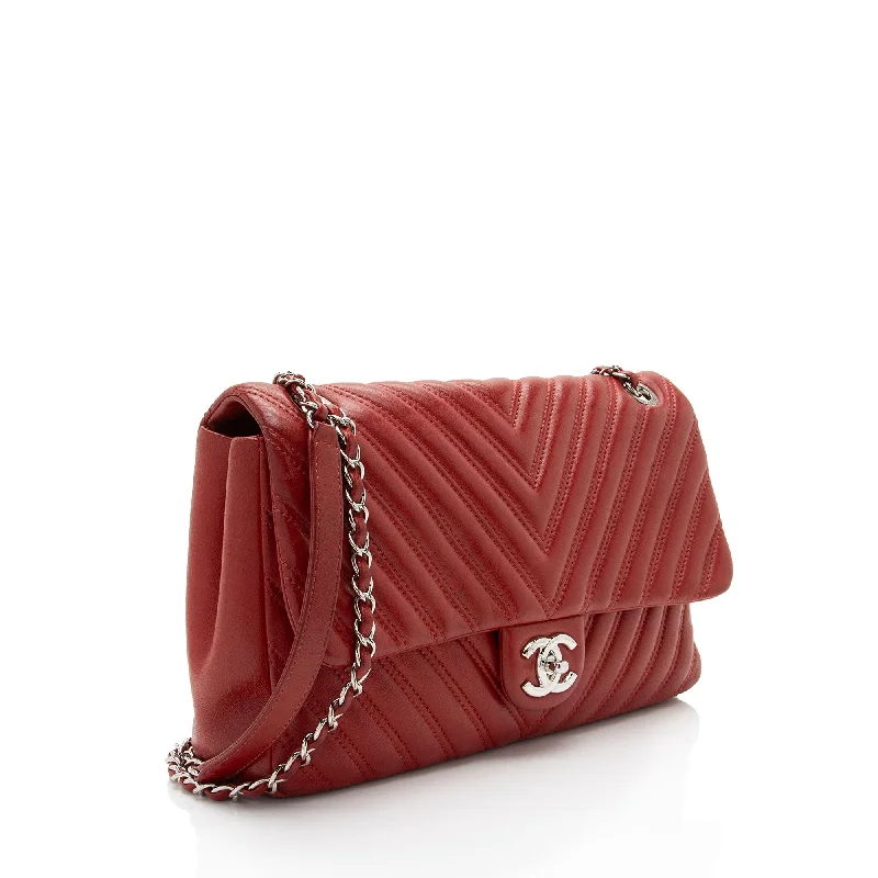 Chanel bags for those who value investment piecesChanel Chevron Lambskin Classic Jumbo Single Flap Bag (zB67zI)