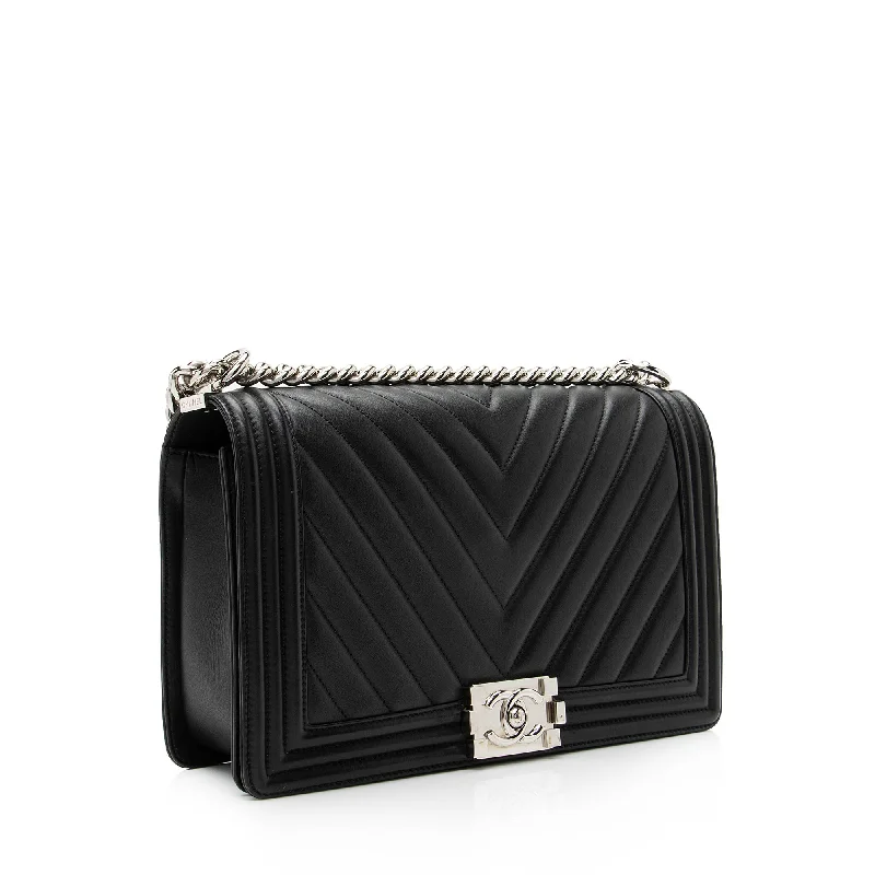 Chanel bags sale 2025Chanel Chevron Lambskin New Medium Boy Bag (23076)