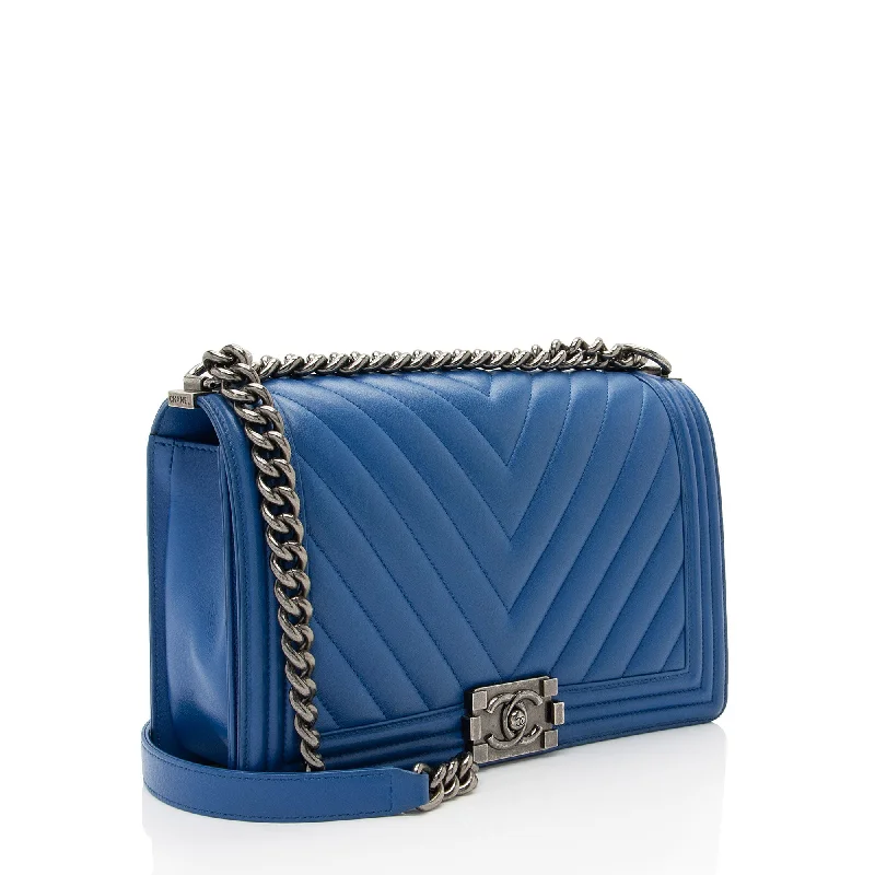 Chanel bags in luxury boutiques worldwideChanel Chevron Lambskin New Medium Boy Bag (LBsLUP)