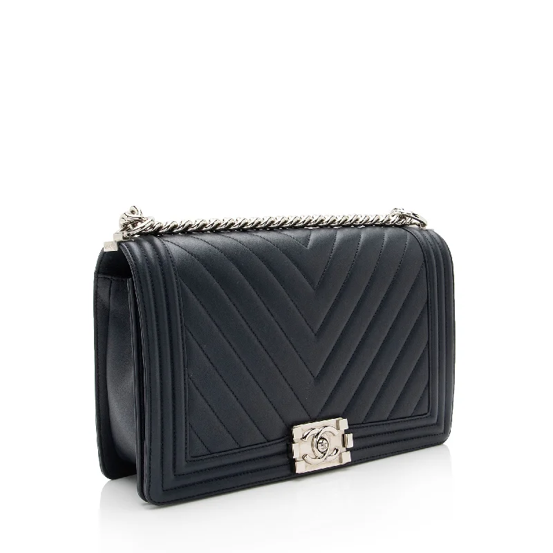 Chanel bags with classic and elegant designsChanel Chevron Lambskin New Medium Boy Bag (SYvI5N)