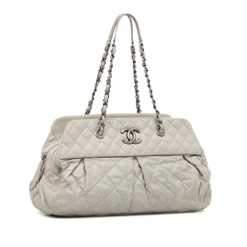 Chanel bags that pair perfectly with any outfitChanel Chic Quilt Bowling Bag (YwcBmu)